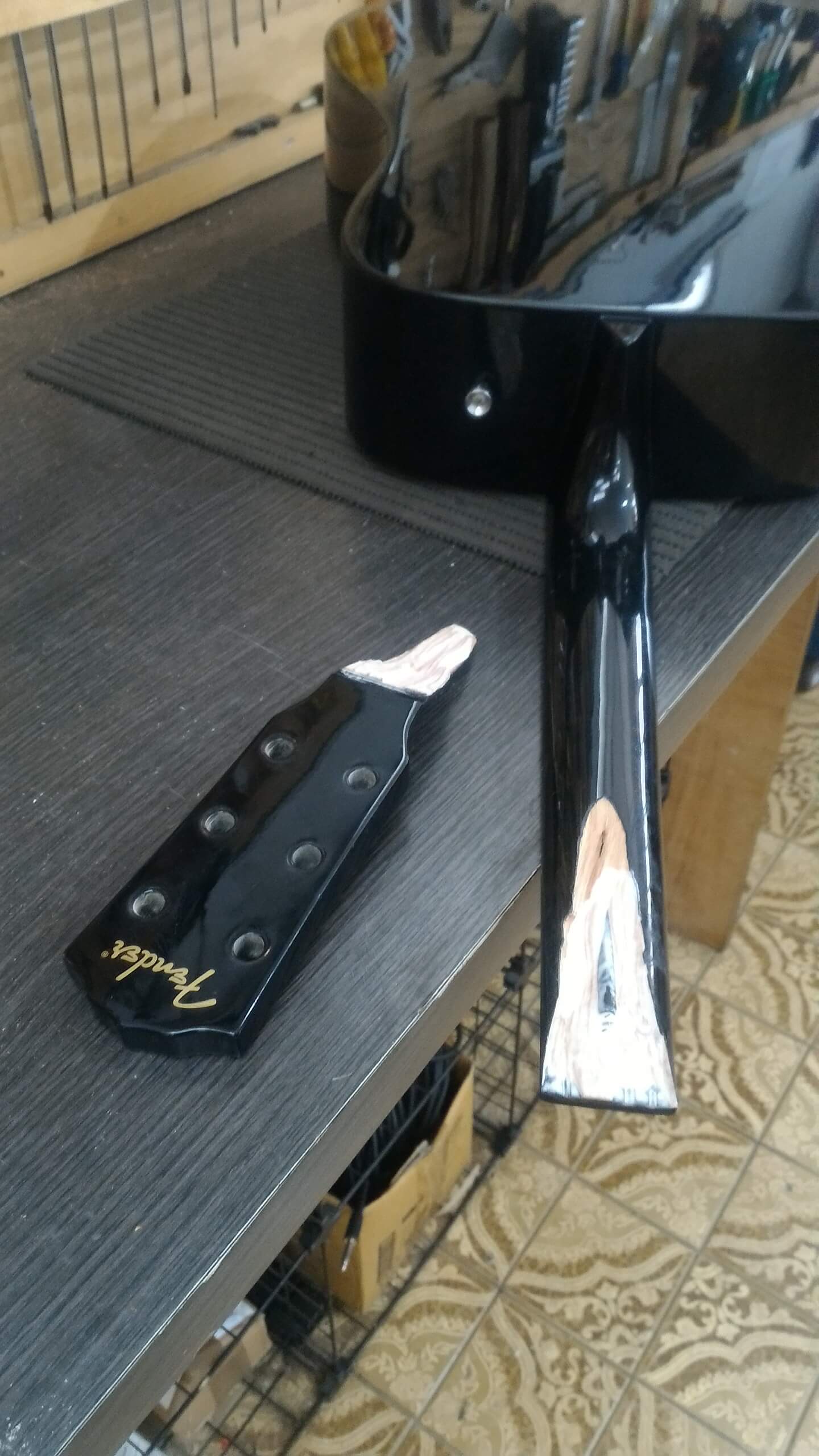 Violão Fender – Colagem, reforço e pintura do braço