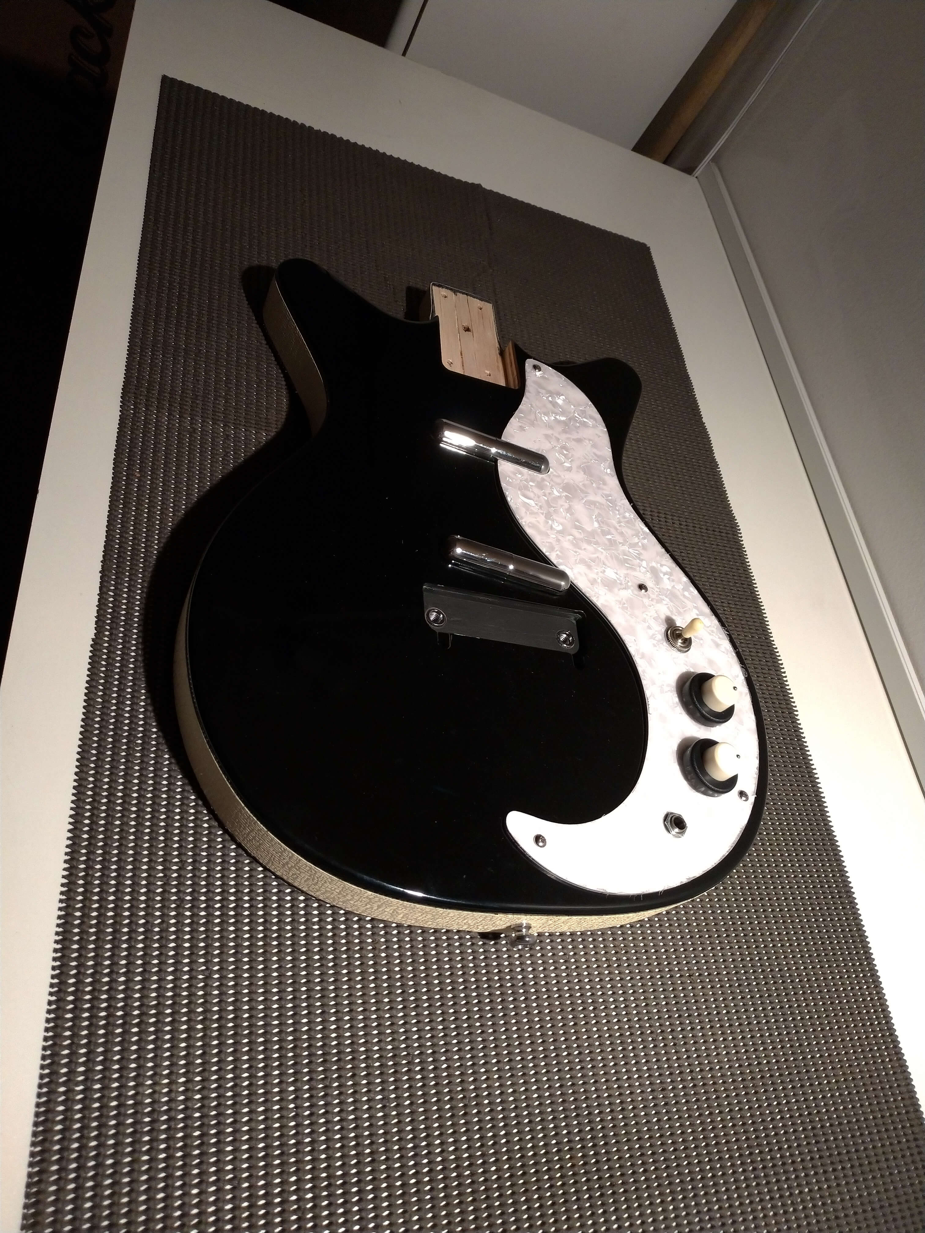 Guitarra Danelectro – Confecção de escudo e troca de tarraxas