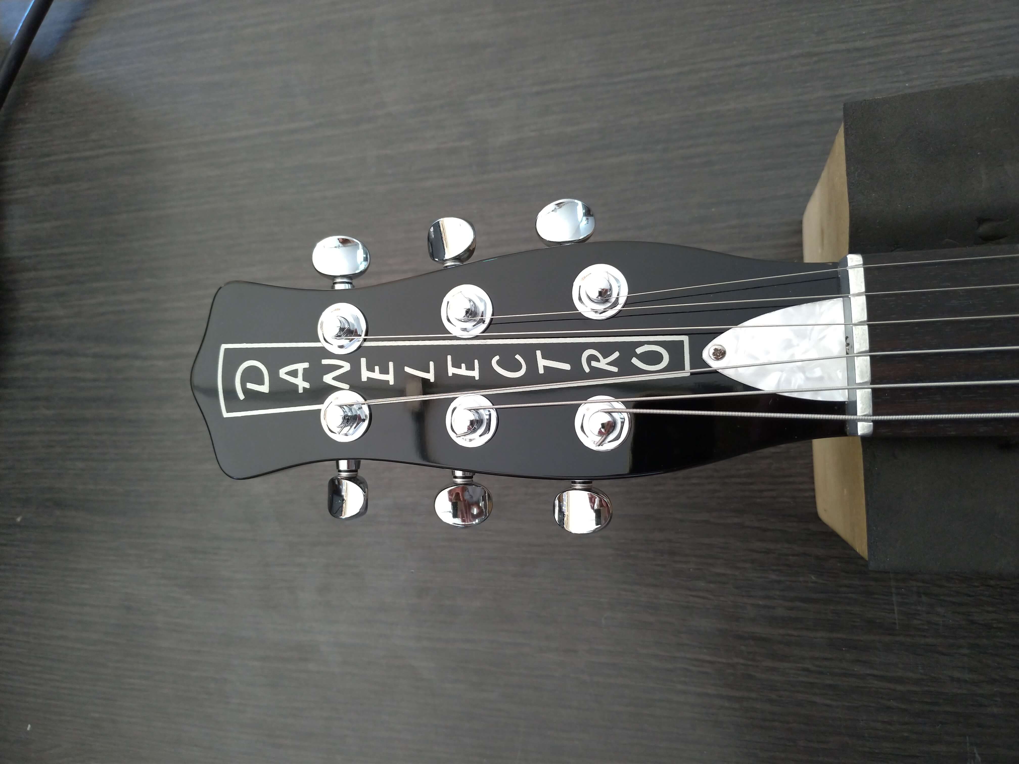 Guitarra Danelectro – Confecção de escudo e troca de tarraxas