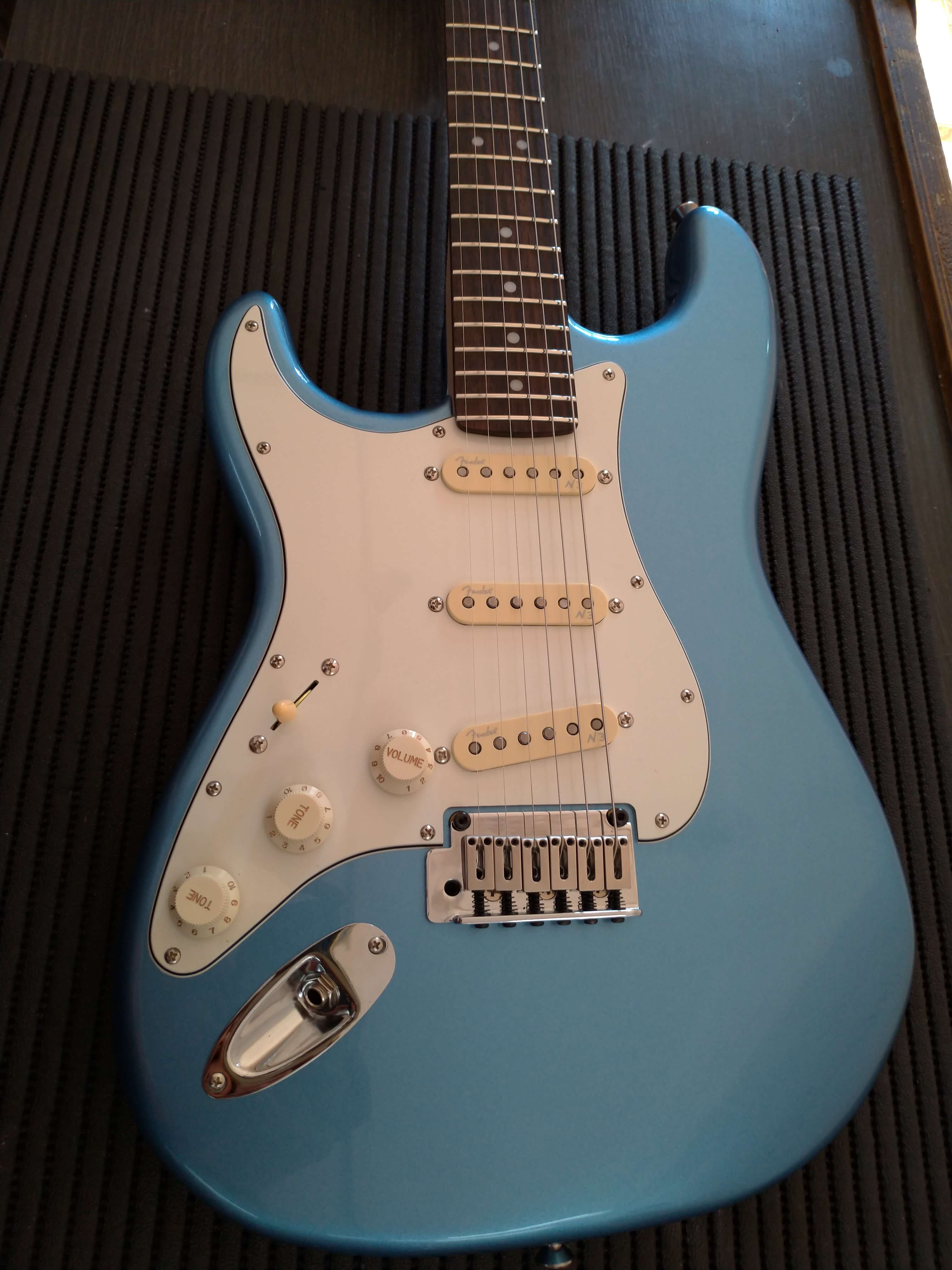 Guitarra Squier canhota – Customização