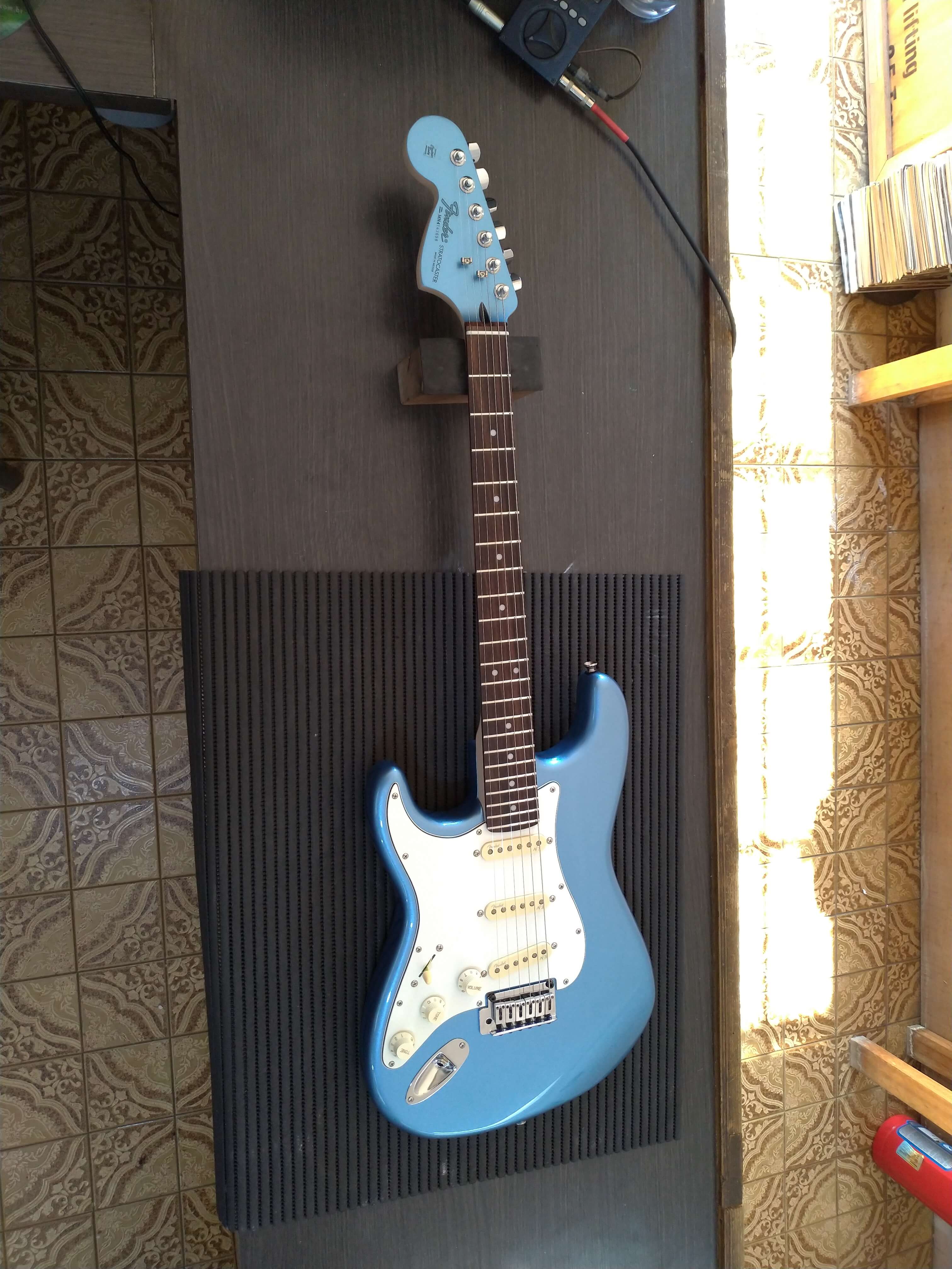 Guitarra Squier canhota – Customização